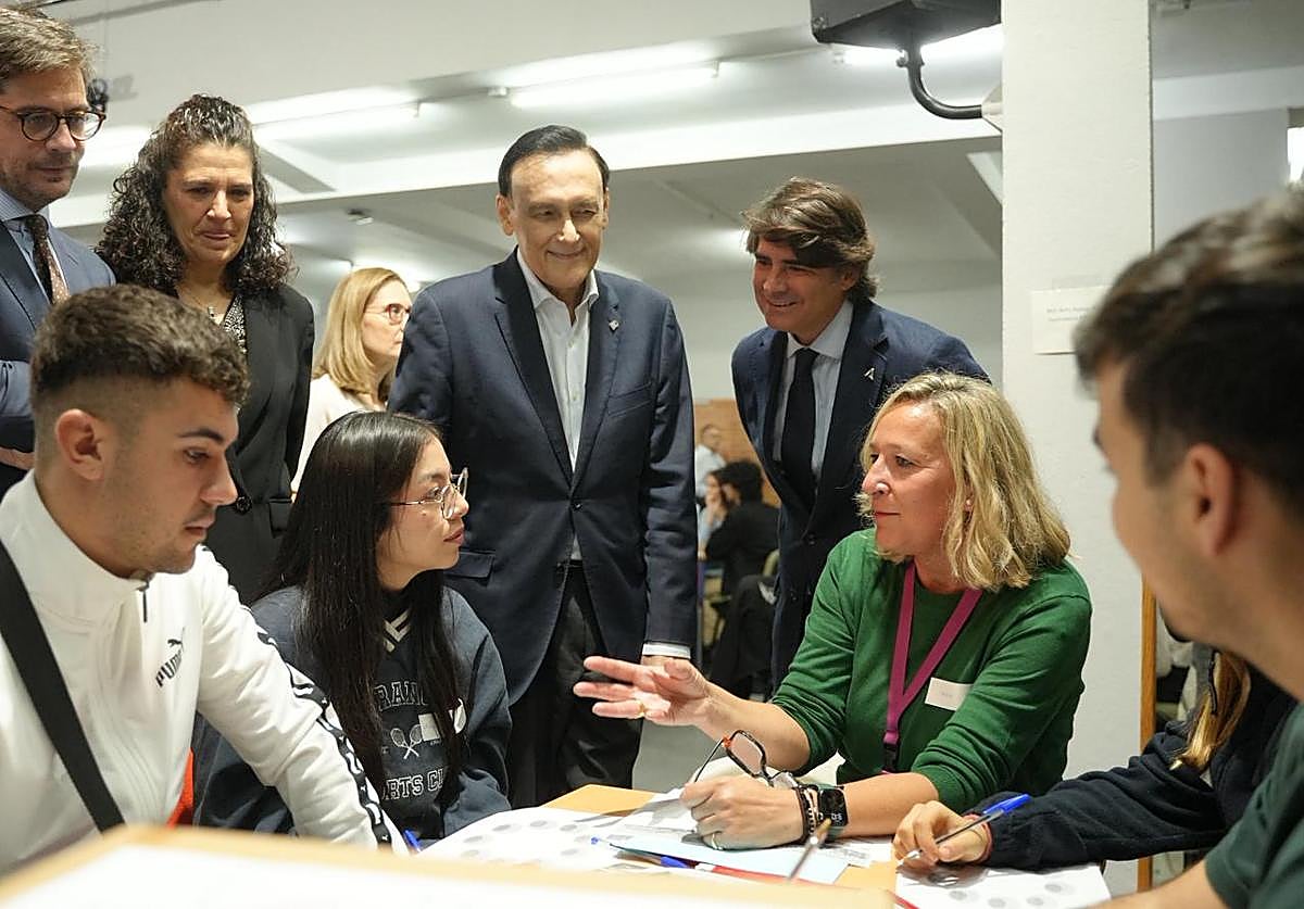 Este desafío se ha planteado en el hackaton organizado por Andalucía Emprende en el Instituto de Educación Secundaria (IES) Gran Capitán, que ha visitado el consejero José Carlos Gómez Villamando