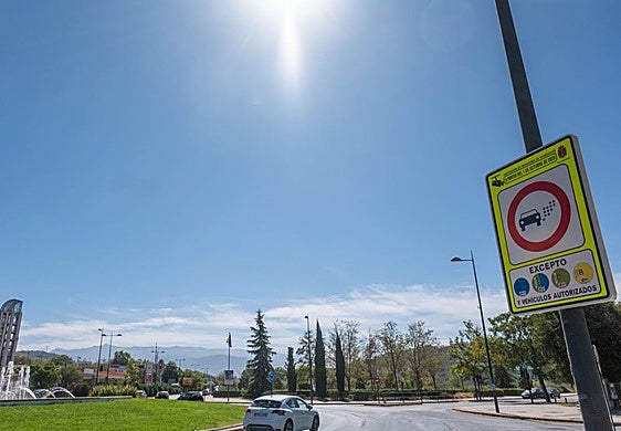 Cartel de la zona de bajas emisiones en una rotonda de Granada.