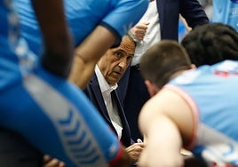 Luis Casimiro, pizarra en mano durante un tiempo muerto.