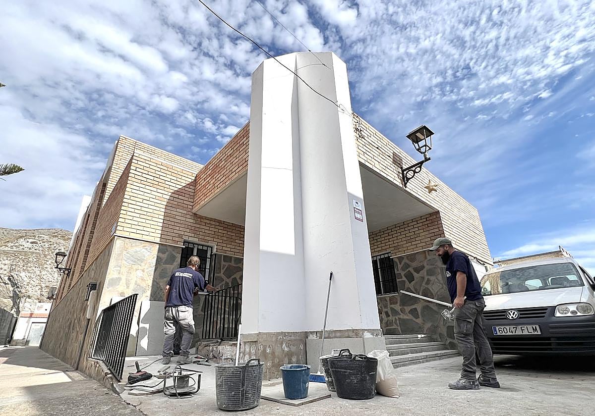 Los obreros trabajan en el exterior de la iglesia de El Pozuelo.