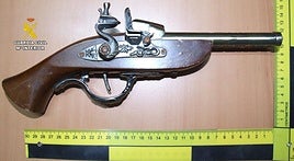 Mechero con forma de pistola empleado para el asalto.