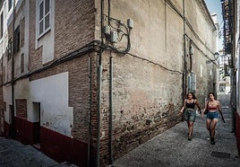 Calle del Albaicín con cableado a la vista.