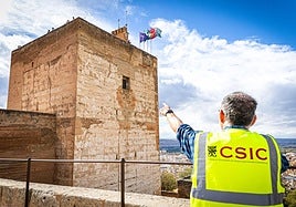 Uno de los responsables del proyecto señala el dron junto a la ventana de la Torre de la Vela.