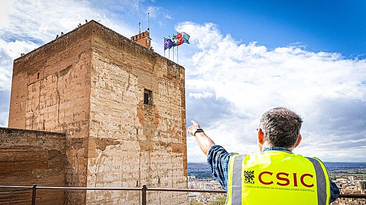 Uno de los responsables del proyecto señala el dron junto a la ventana de la Torre de la Vela.