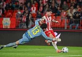 Adrián Embarba se deshace de Magunagoitia para firmar el 3-0.