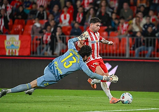 Adrián Embarba se deshace de Magunagoitia para firmar el 3-0.