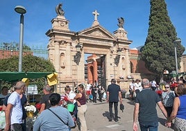 Los cementerios reciben la visita de miles de almerienses en el Día de Todos los Santos