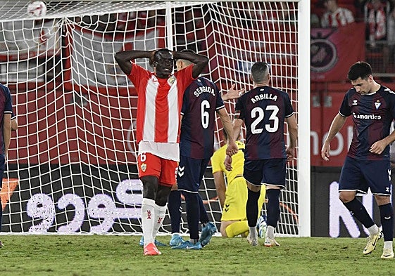 Dion Lopy lamenta una ocasión perdida en la última visita armera.