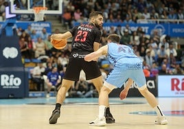 Una de las acciones del partido del Covirán en el Pazo dos Deportes de Lugo, aquí Kljajic bota ante Kurucs.