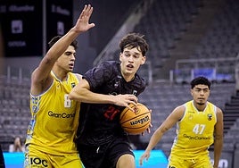 Ibai Hendrix penetra por la zona del Gran Canaria.