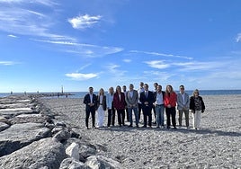 Las autoridades junto al espigón de Playa Granada.