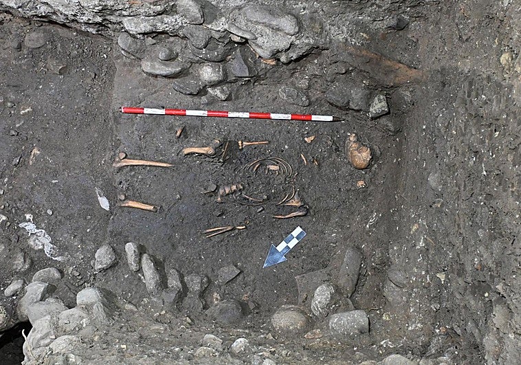 La historia de los dos cadáveres juntos, uno de ellos con una muela de caballo