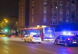 Policía Local y Nacional escoltan a los buses, anoche en la entrada a Parque Nueva Granada en una imagen de archivo