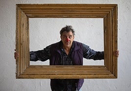 Piero, con su nariz roja, posa utilizando uno de los marcos que tienen de atrezzo en la escuela.