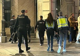 Detención de un hombre en la calle Ganivet este viernes por la noche.