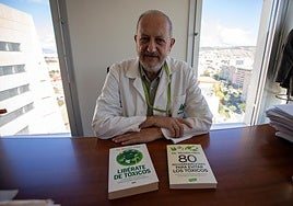 Nicolás Olea, con sus libros de 2019 y 2025.