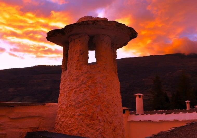 Los atardeceres otoñales tiñen el cielo de La Alpujarra de colores vibrantes