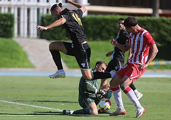 Adrián Fernández se hace con el balón ante Iker Burgos.