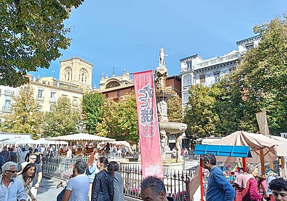 La plaza Bib Rambla se llenó de gente que disfrutó con la oferta cultural.