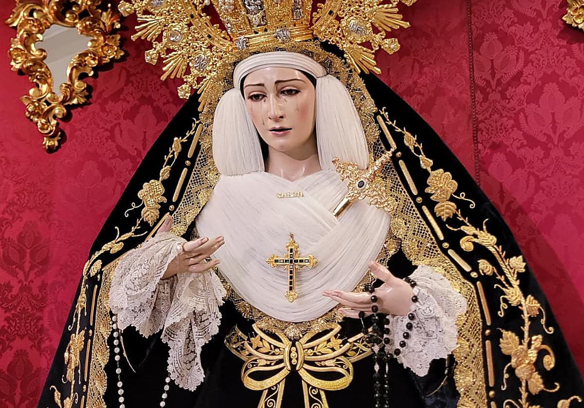 La Virgen porta la nueva prenda desde este sábado en la iglesia de María Axiliadora en el Zaidín
