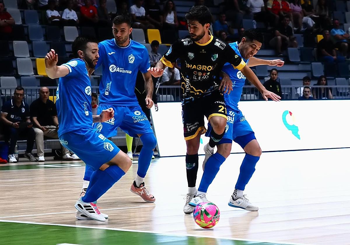 Beto, que controla el balón, fue protagonista.