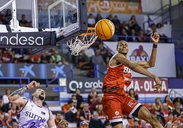 Espectacular tapón de Akobundu-Ehiogu, del Baxi Manresa.