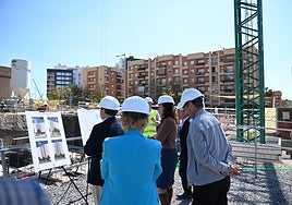 Visita de la alcaldesa a la construcción de una promoción de viviendas de Almería XXI.