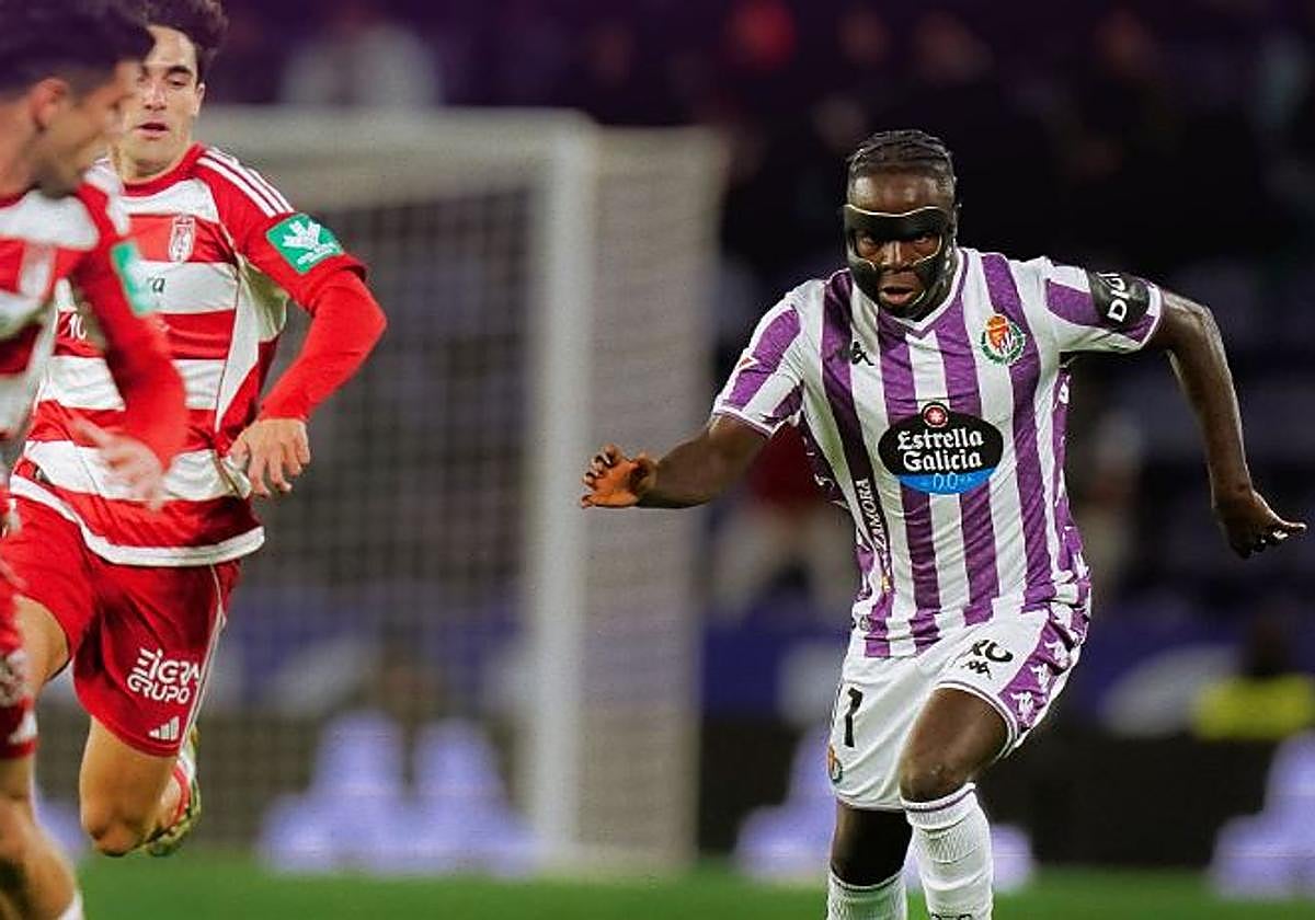 A la derecha, el blanquivioleta Amath encara a los jugadores del Granada.