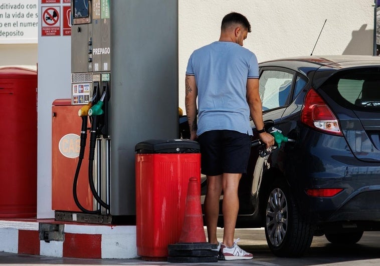 Aviso importante de la OCU: el día y la hora en la que no se debe echar gasolina