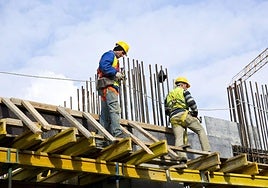 Trabajadores en obras de la construcción, uno de los sectores afectados por la alta siniestralidad laboral.