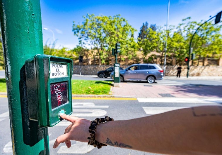 El misterio de los botones que cambian el color de los semáforos