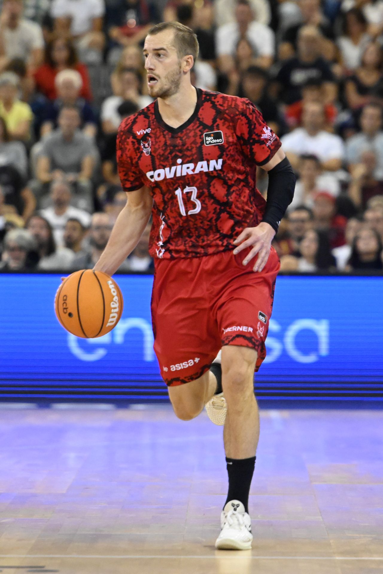 Matt Thomas bota el balón.