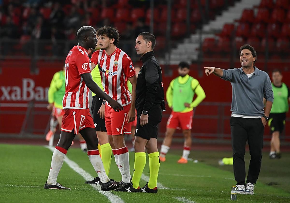 Lopy se retira del campo sin mirar a Gui Guedes, luego no saludó al técnico.