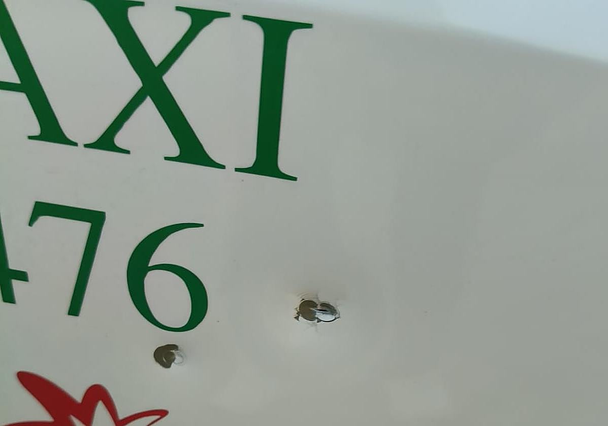Impacto en la puerta del taxi que sufrió los disparos la madrugada de este lunes