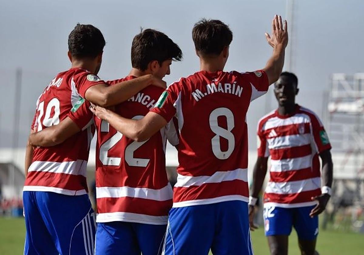 Los futbolistas del Recreativo celebran un gol en la Ciudad Deportiva del Granada.