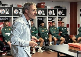 Óscar Cano se dirige ya a sus nuevos futbolistas.