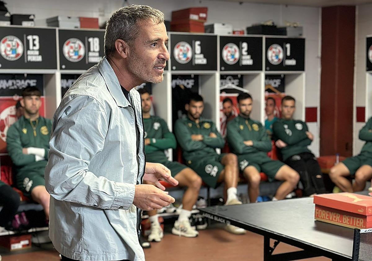 Óscar Cano se dirige ya a sus nuevos futbolistas.