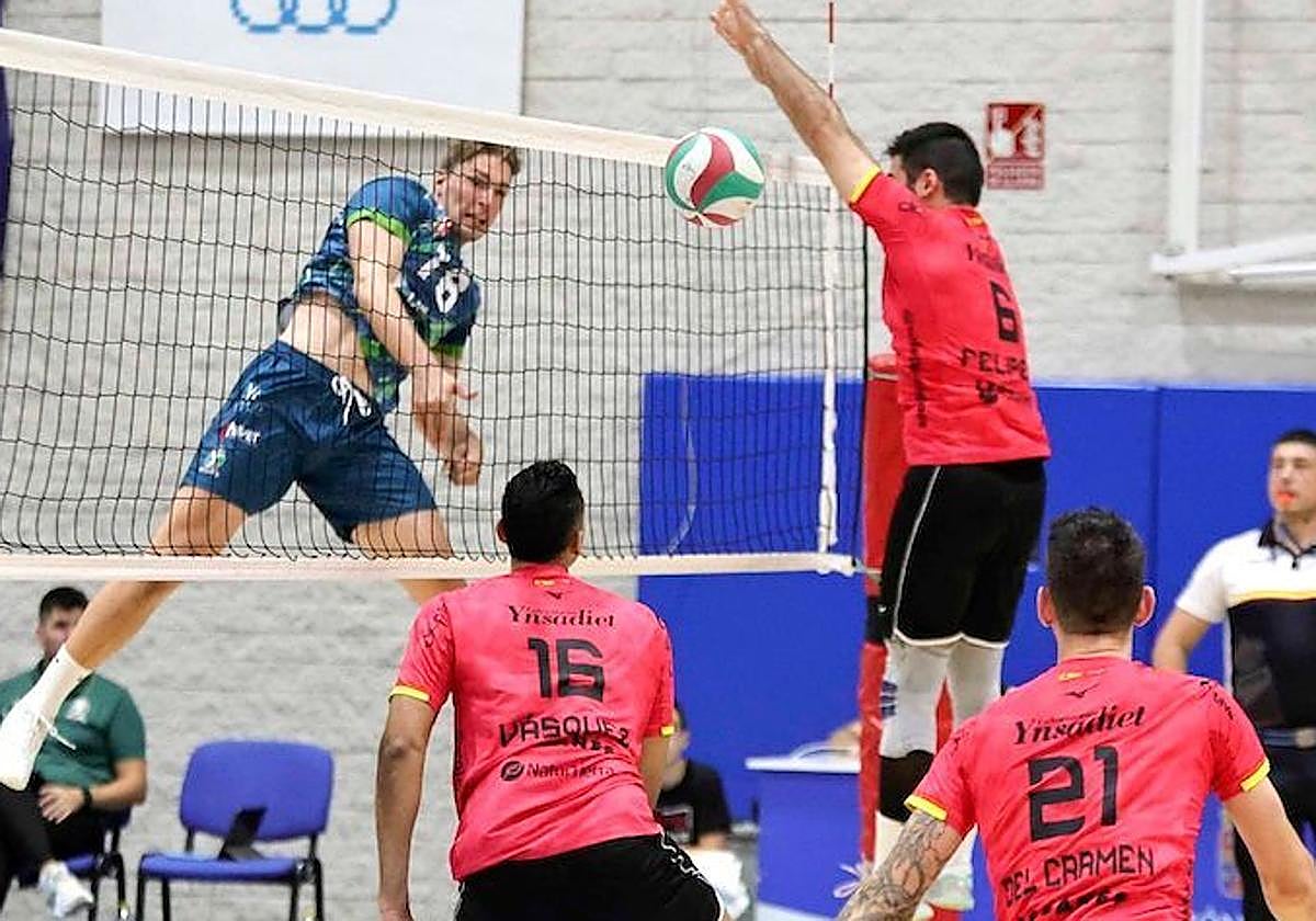 Mikko Räsänen supera el bloqueo que le plantea Felipe de Mello.