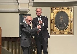 José Ángel Marín hace entrega de la escultura del rey Carlos III a Luis Berges Roldán.