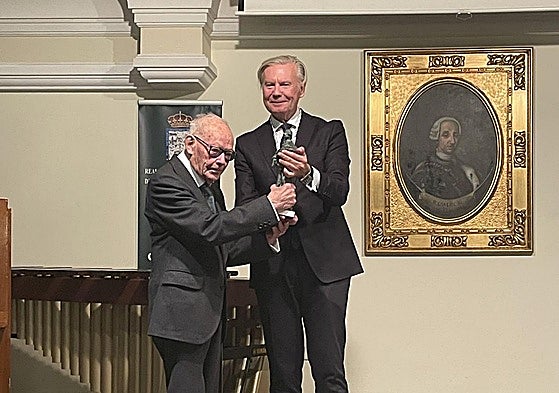 José Ángel Marín hace entrega de la escultura del rey Carlos III a Luis Berges Roldán.