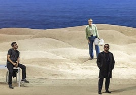 Marín, a la derecha en la foto, es el alcalde, hermano del médico protagonista.