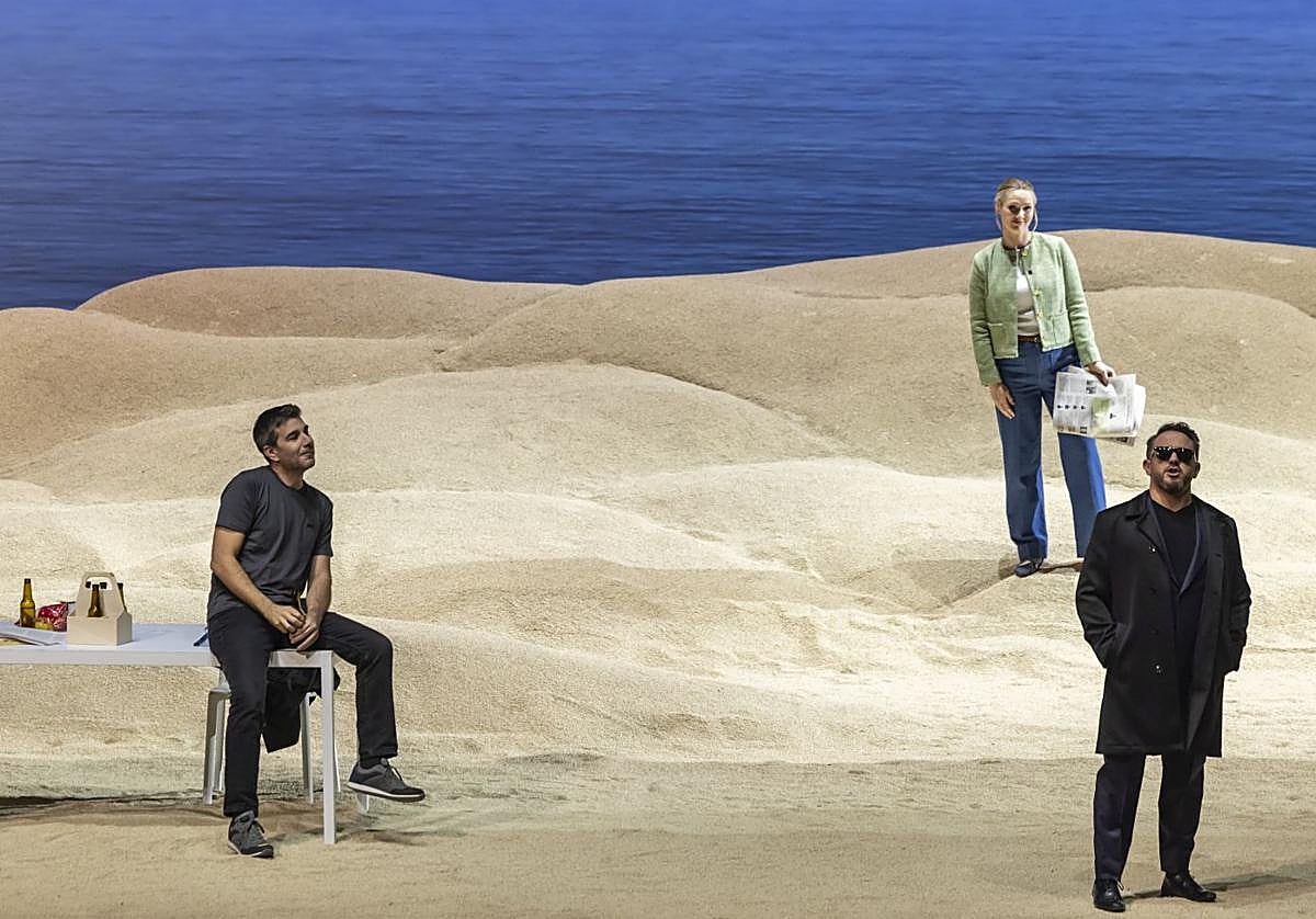 Marín, a la derecha en la foto, es el alcalde, hermano del médico protagonista.