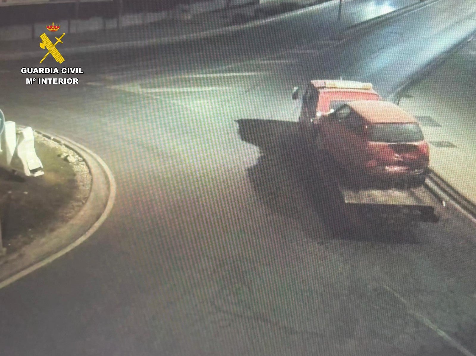 Una cámara graba la grúa robada transportando uno de los coches sustraídos