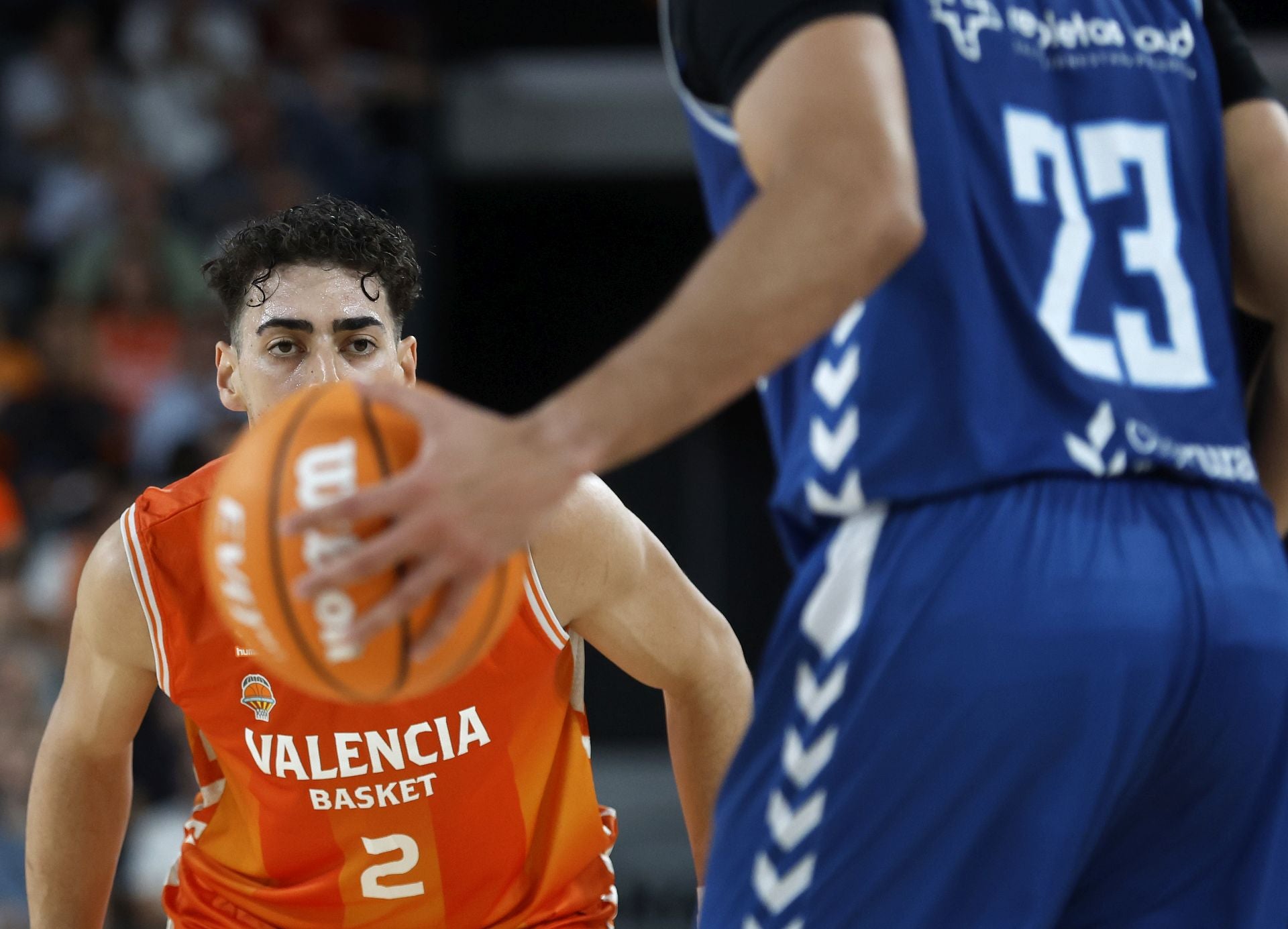 Puerto, detrás del balón.