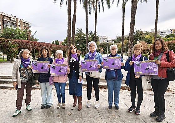 Representantes de Feministas 8-M en la presentación de la campaña con motivo del 25-N.
