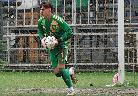 Carlos Guirao avanza con un balón entre manos durante su última convocatoria con la sub 18.