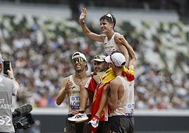 María Pérez, a hombros de sus compañeros en el Mundial de Tokio.