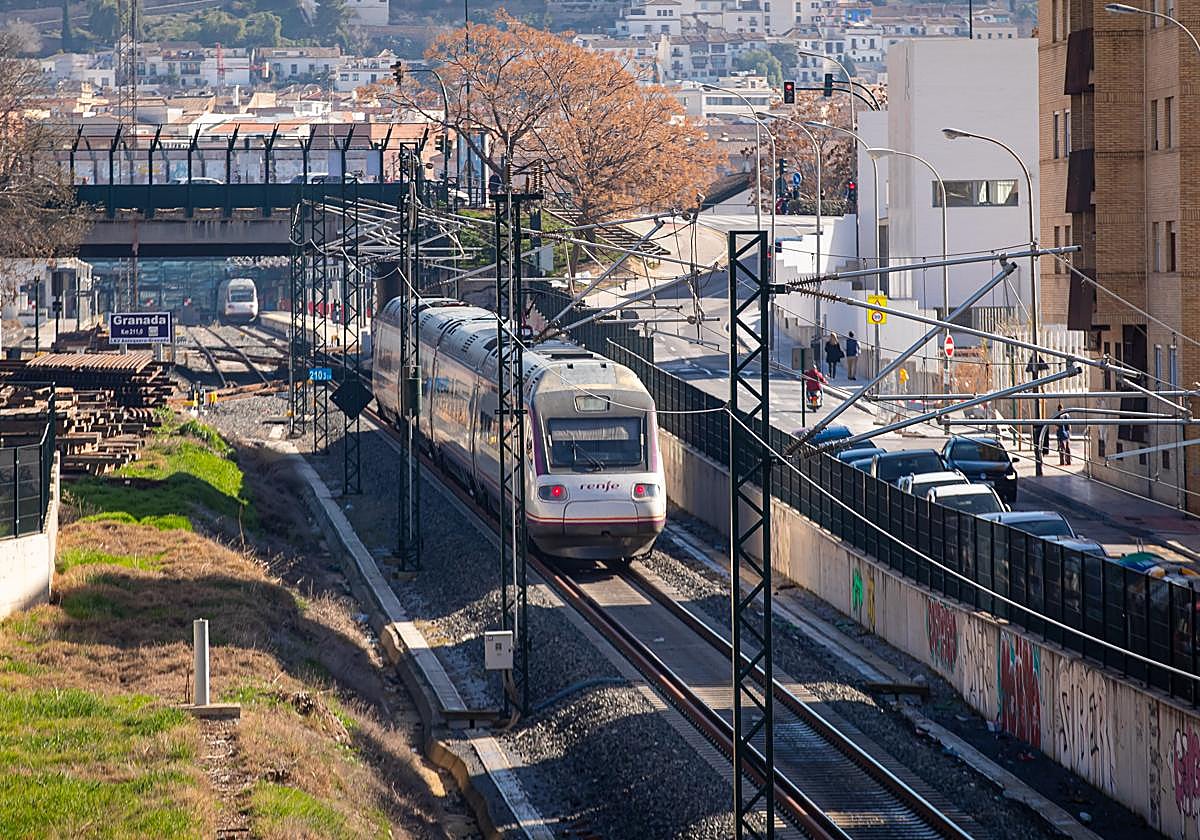 Los pasajeros han sido reubicados en un tren a Córdoba y desde ahí en otro a Granada.