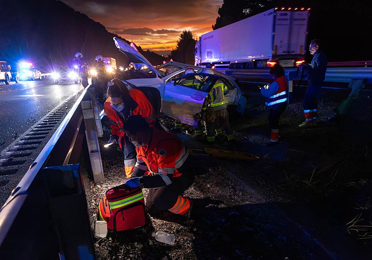 Las imágenes del rescate de un hombre atrapado tras el accidente de la A-92
