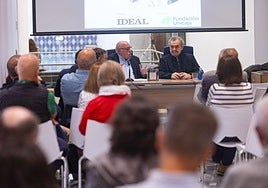 Un público atento siguió la conversación entre Eduardo Peralta y Fermín Bocos en el Cuarto Real.